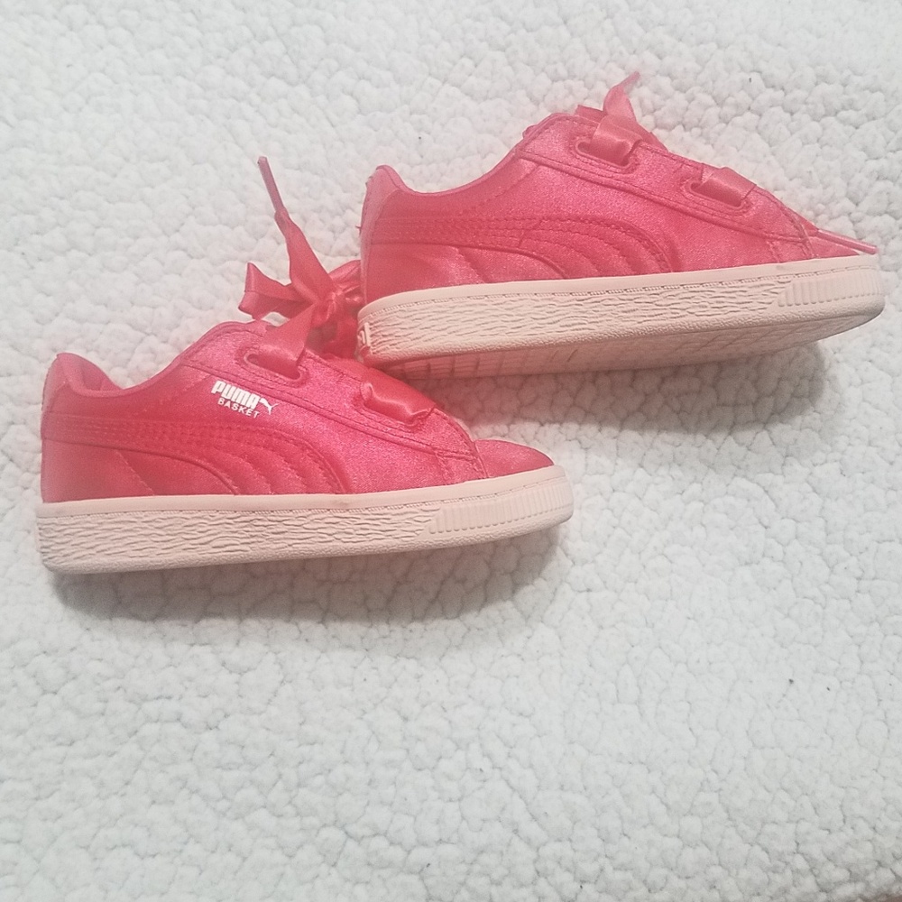 Girl's pumas